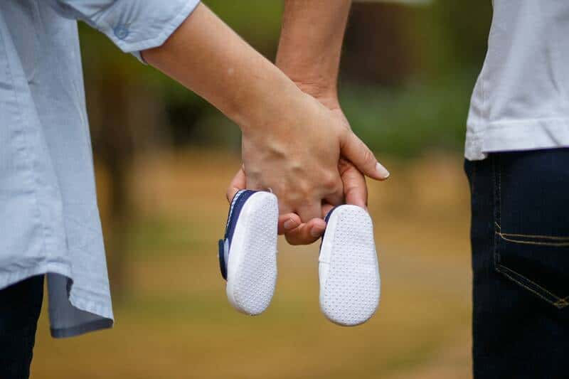 ginseng pour améliorer la libido (photo de couple tenant des chaussures de bébé)